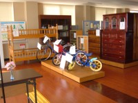 自転車、2段ベッドなどの展示品の写真