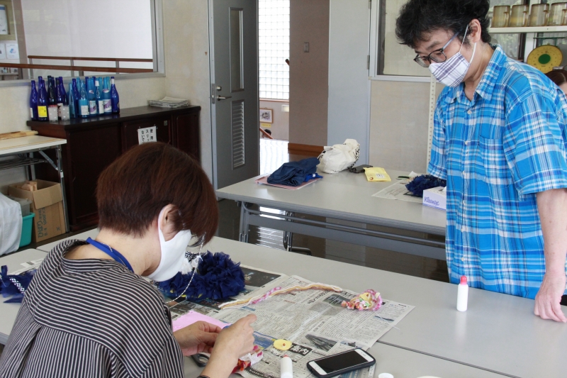講師の先生とアマビエのリース作りをする受講生の写真