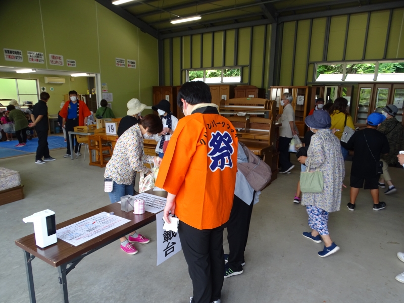 リサイクル抽選会(タンス等)の様子の写真