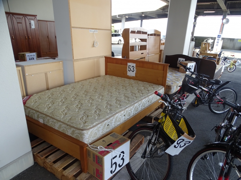 リサイクル品 ベッド、自転車の写真