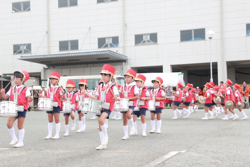 ひまわり幼稚園の園児たちによるマーチング演奏の様子の写真