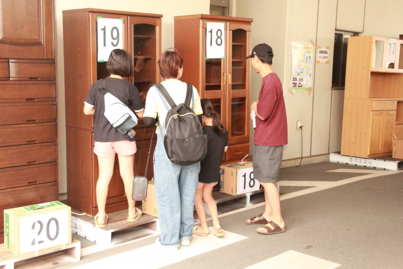 リサイクル展示品(家具)を見ているお客さんの写真